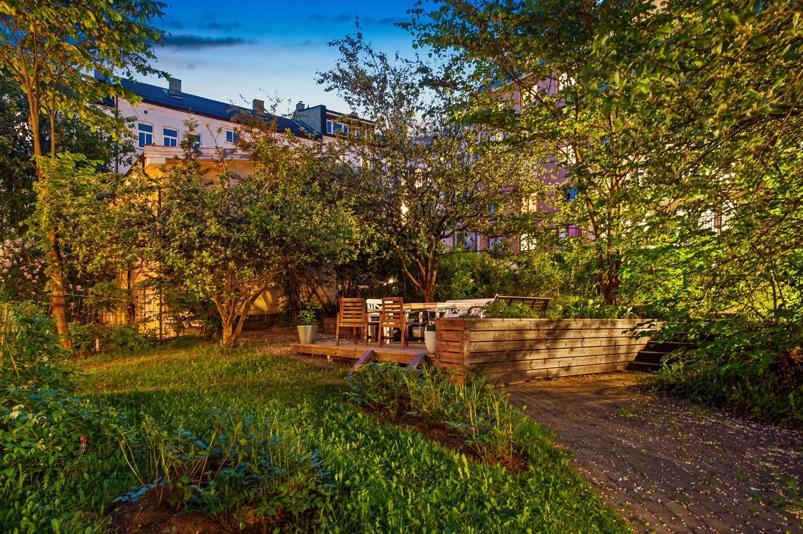 Bakgård med felles sittegrupper. Galleribilde