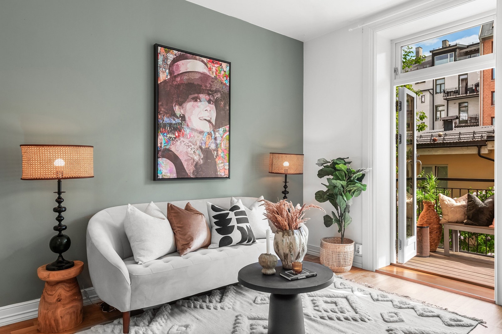 Stue med utgang til balkong. Galleribilde