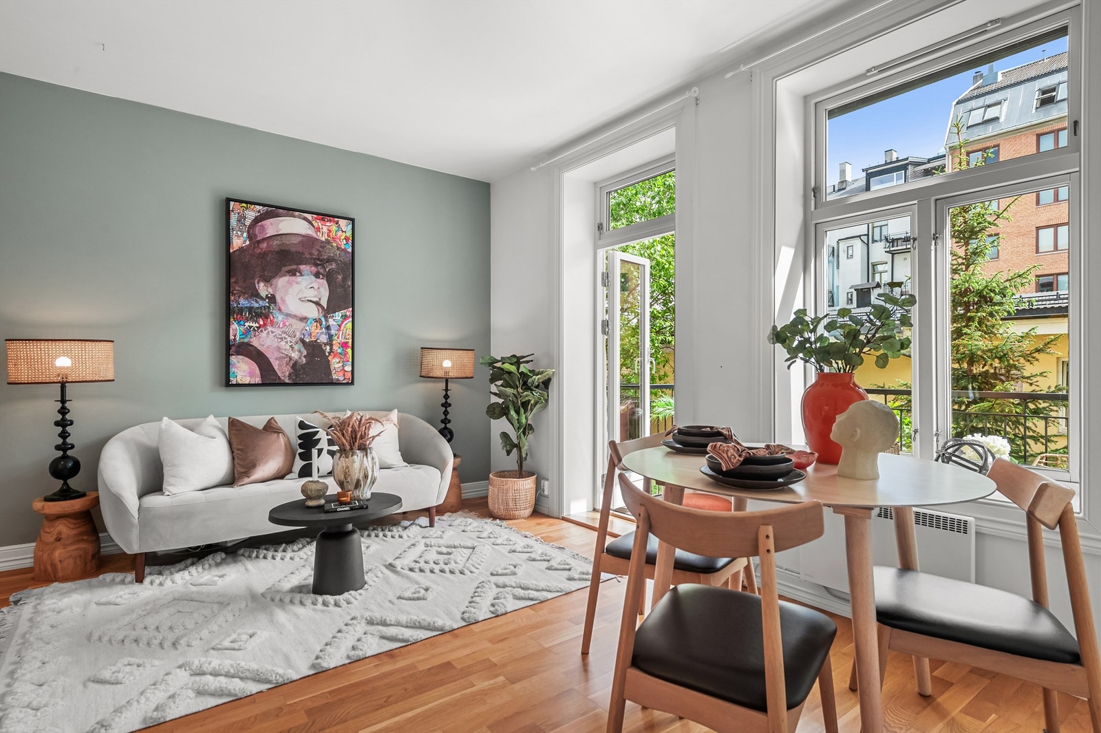 Store vindusflater gir mye naturlig lys. Galleribilde