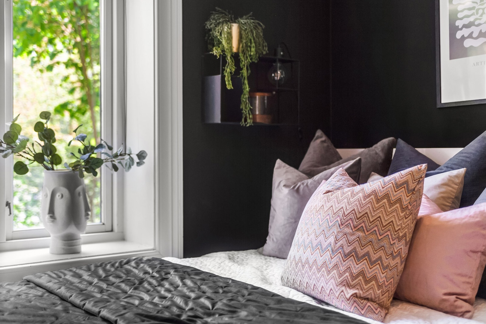 Soverom som vender mot stille bakgård. Galleribilde