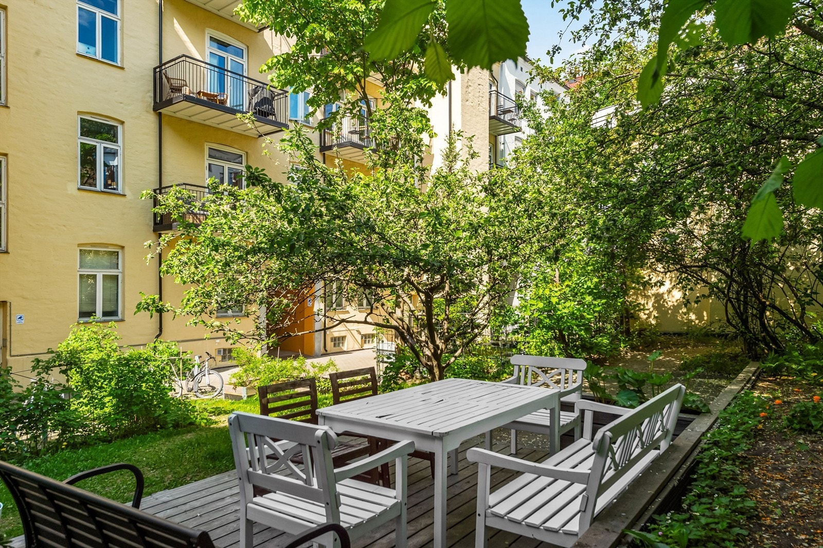 Felles sittegrupper i bakgård. Galleribilde