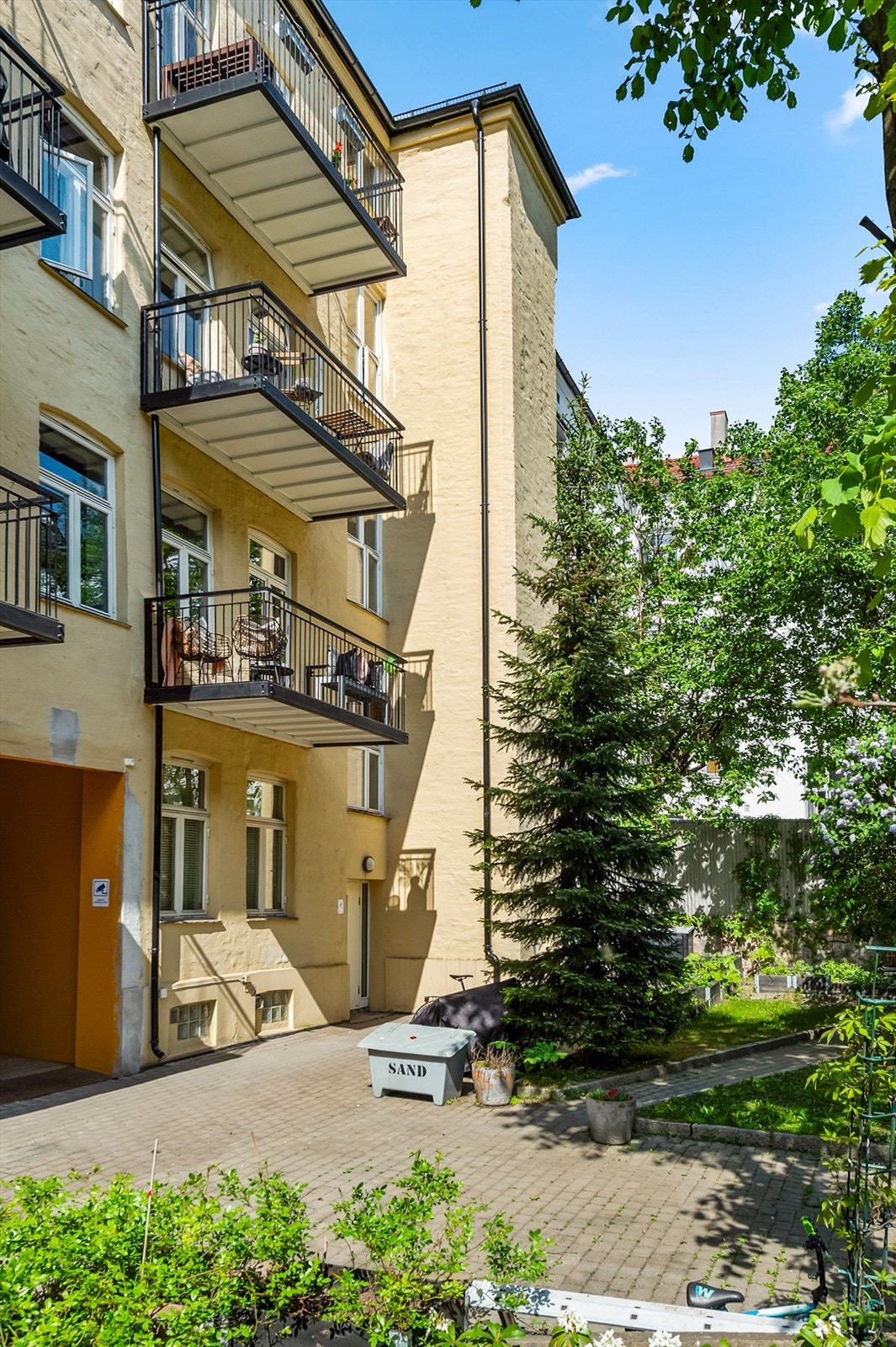 Inngangspartiet fra bakgård. Galleribilde