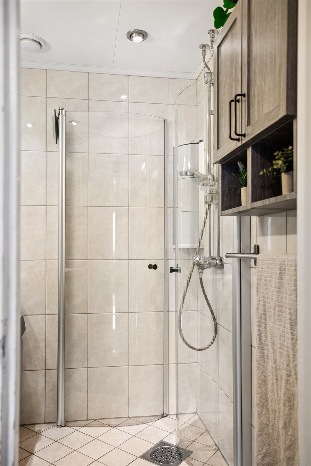 Det er opplegg for vaskemaskin på badet og varmekabler i gulvet. Galleribilde