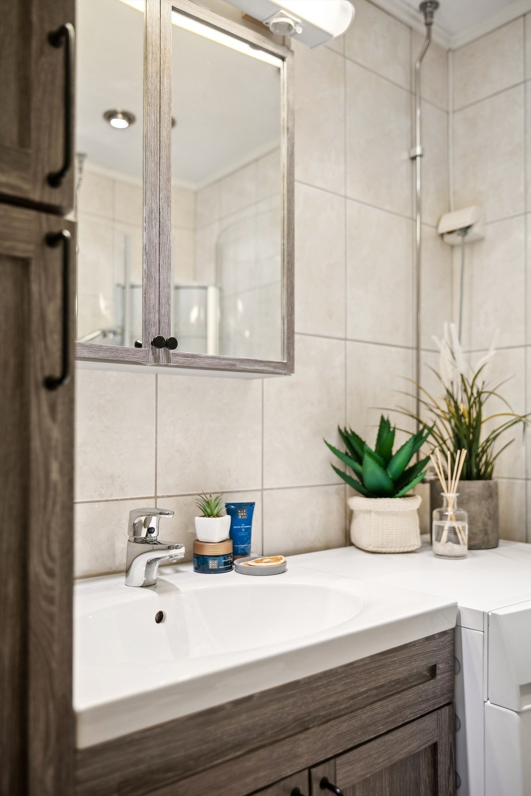 Nåværende eier har delvis oppgradert innredningen på badet til noe tidsriktig og moderne. Galleribilde