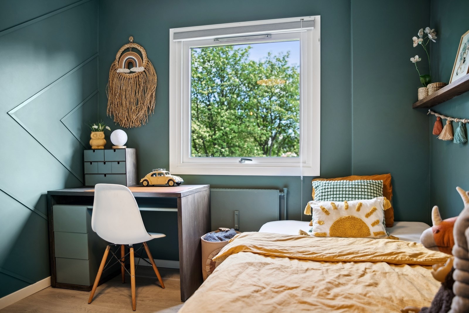 Her er det god plass til en stor seng, samt skrivebord. Sentralfyring i rommet. Galleribilde