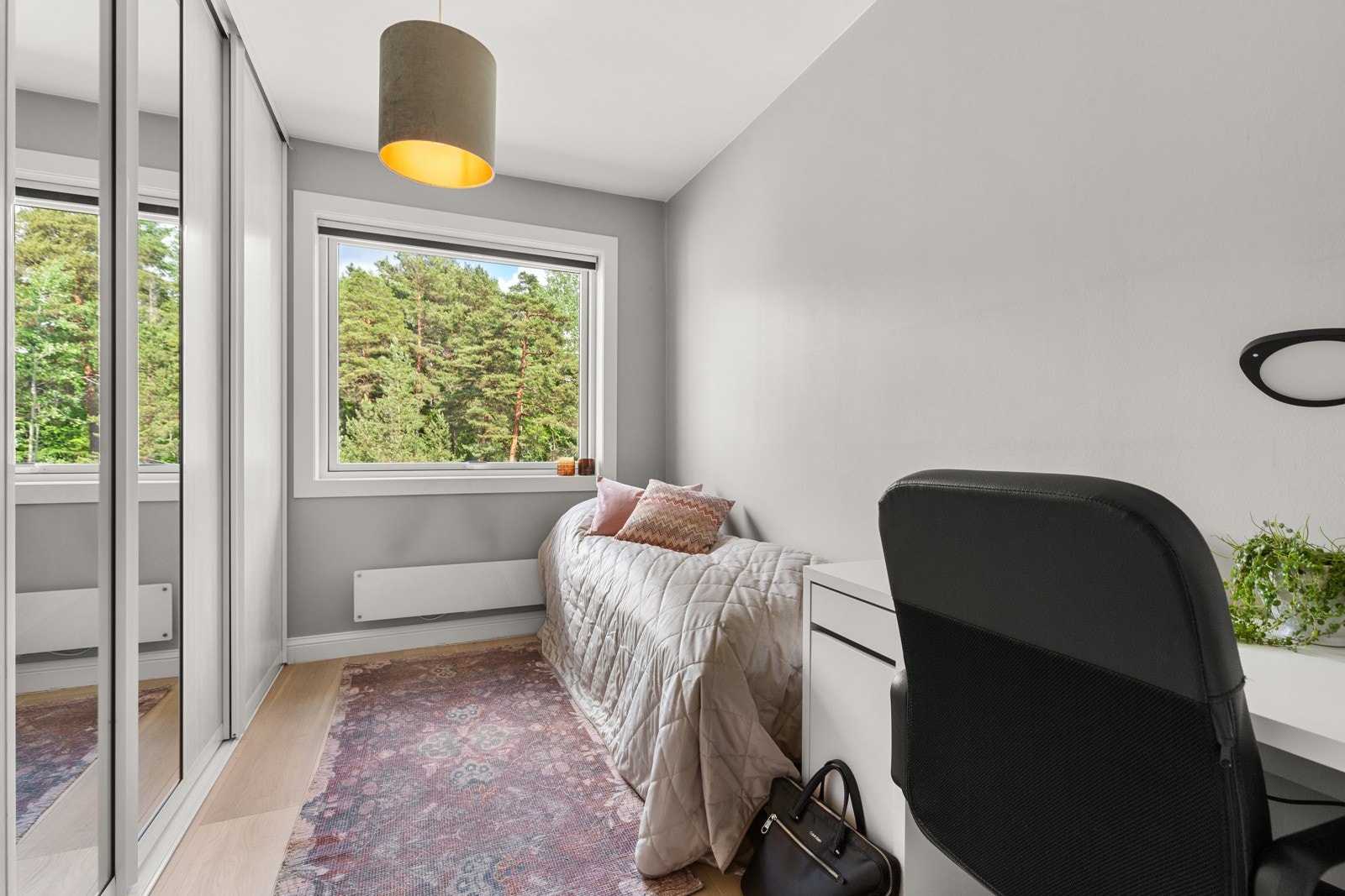 Soverom 2. Garderobeskap med innredning og lys. Galleribilde