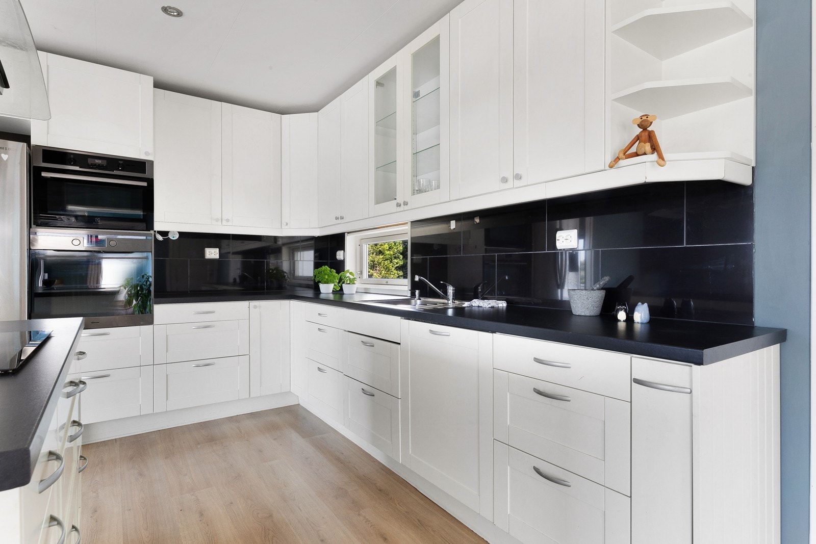 Integrerte hvitevarer medfølger i handelen. Galleribilde