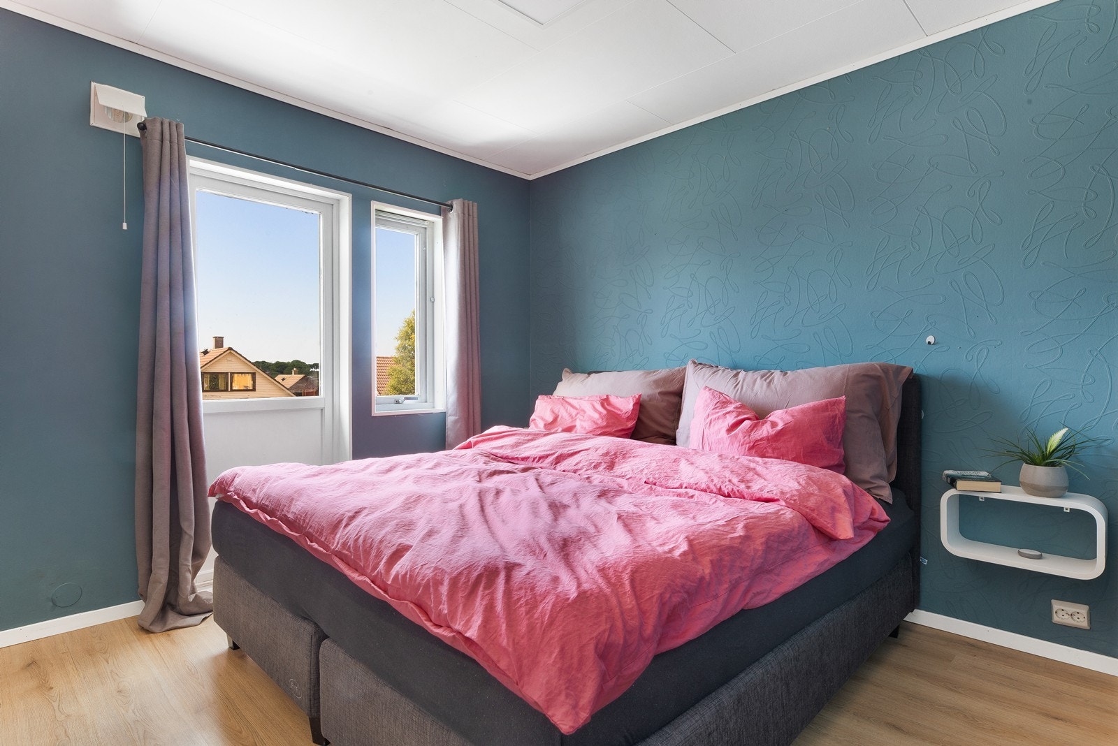 Stort hovedsoverom med utgang til balkong Galleribilde