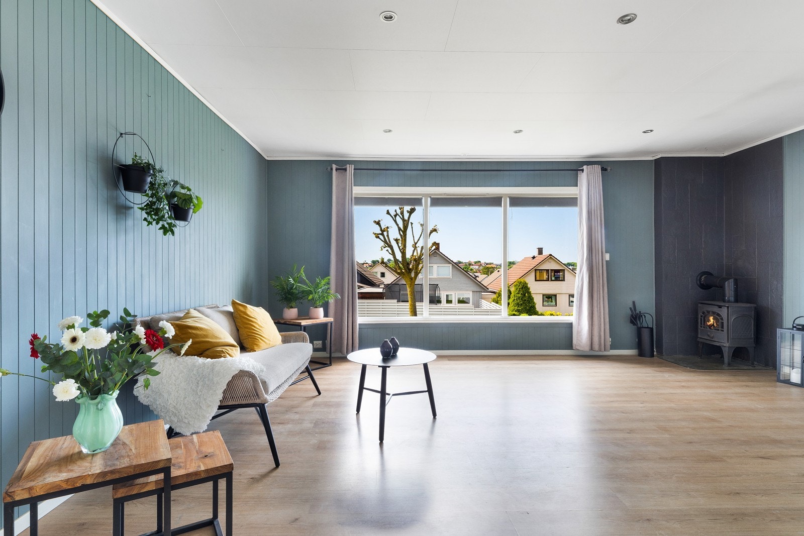 Stor stue med åpen løsning mot kjøkken Galleribilde