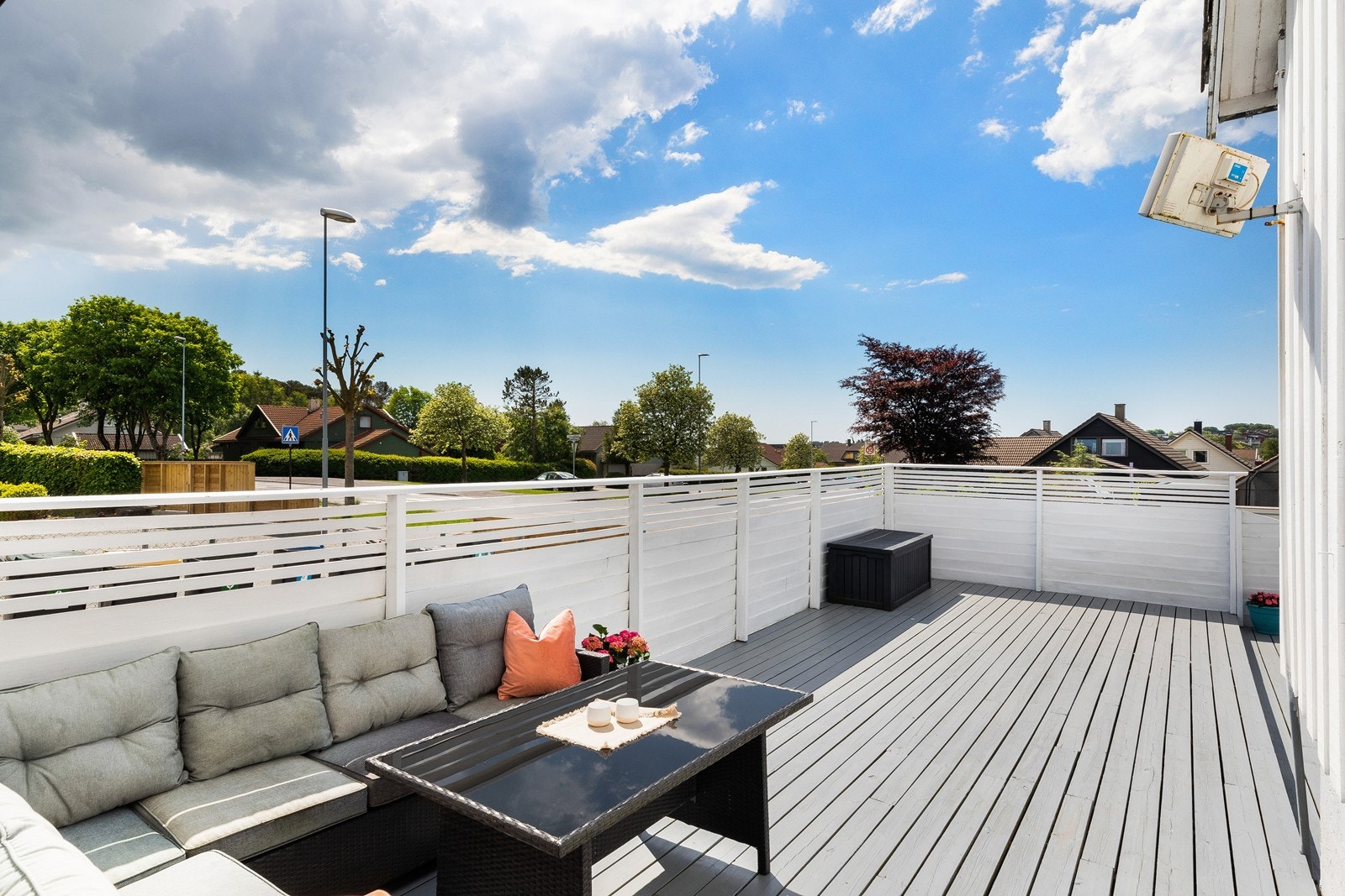 Stor, solrik terrasse mot sør og vest Galleribilde