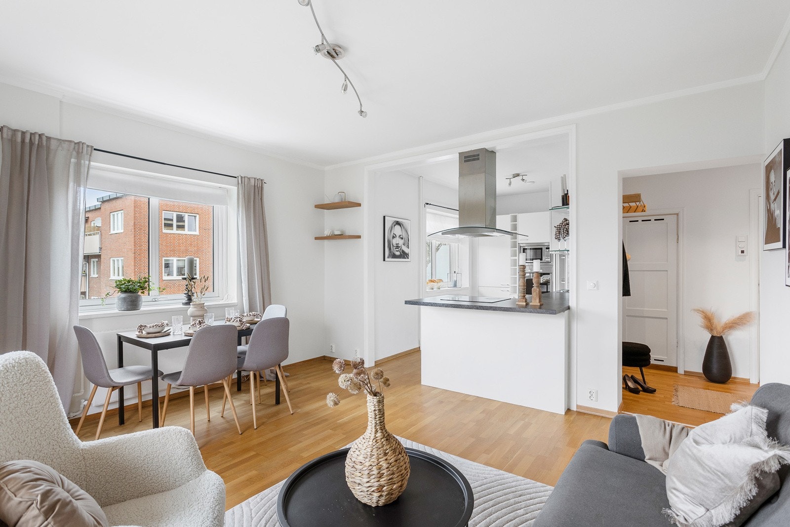 God plass til både spisebord og sofagruppe Galleribilde