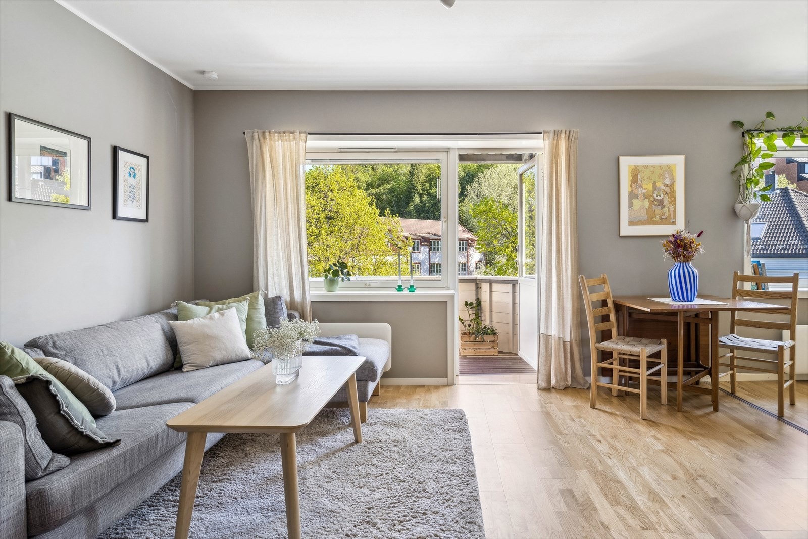 Leiligheten har en sørvendt balkong med lang solgang og ingen innsyn. Galleribilde