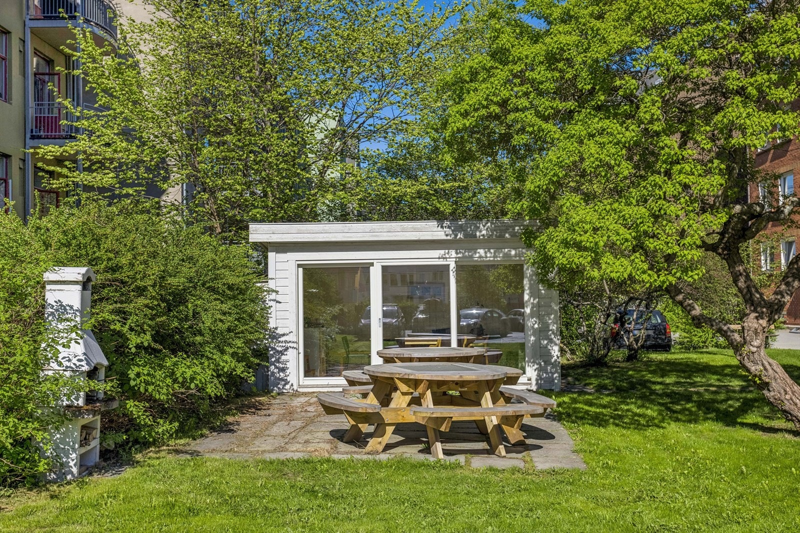 Koselig, felles bakgård med lysthus, sittegruppe og utepeis. Galleribilde