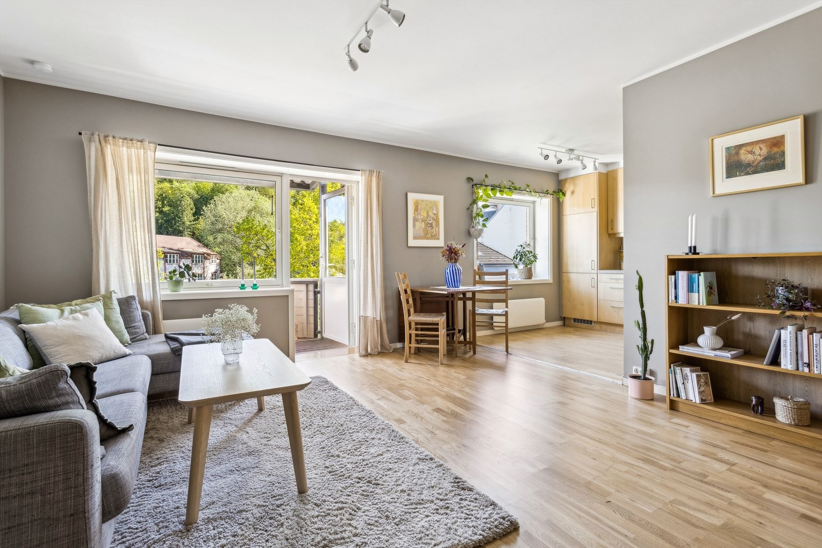 Store vindusflater sørger for at leiligheten har mye naturlig lysinnslipp. Galleribilde