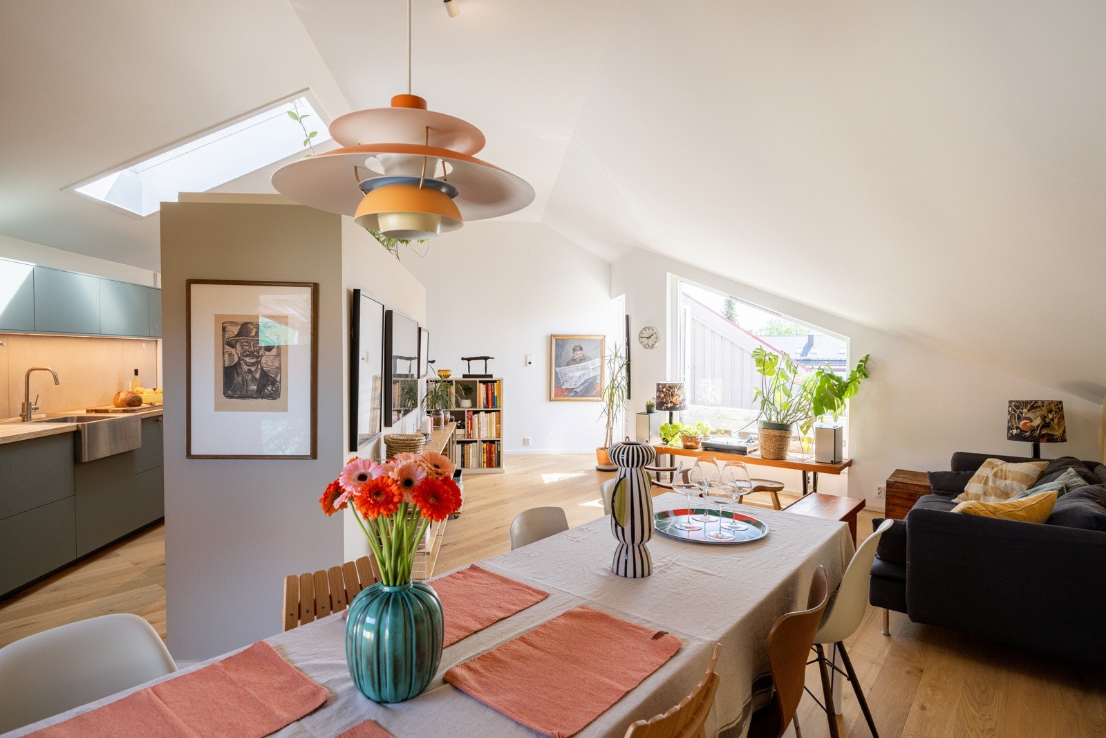 Denne utsøkte 4-roms toppleiligheten strekker seg over to plan og tilbyr en gjennomført god planløsning. Galleribilde