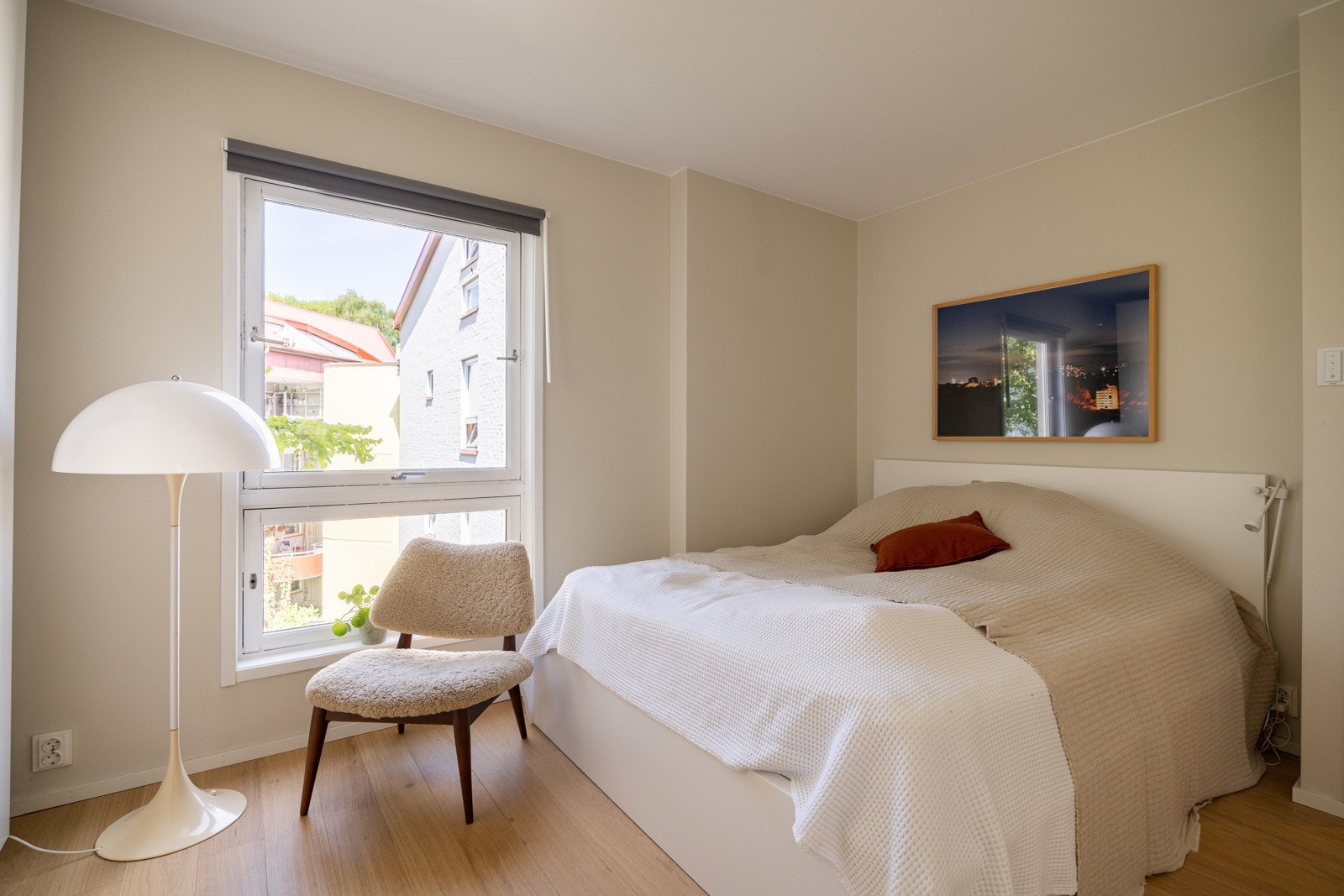 Leiligheten har et lyst og innbydende hovedsoverom som vender ut mot rolige fellesarealer. Stor vindusflate slipper inn rikelig med lys, samtidig som det er minimalt med innsyn. Galleribilde