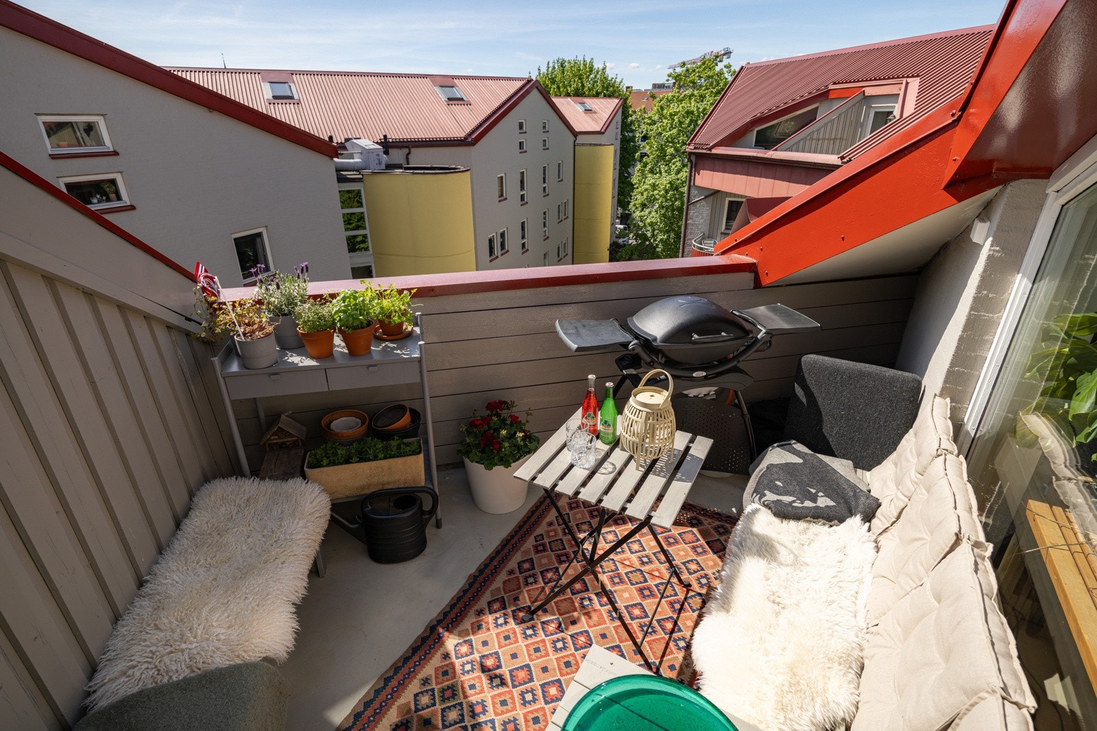 Hyggelig utsyn over borettslagets pent opparbeidede fellesarealer. Galleribilde