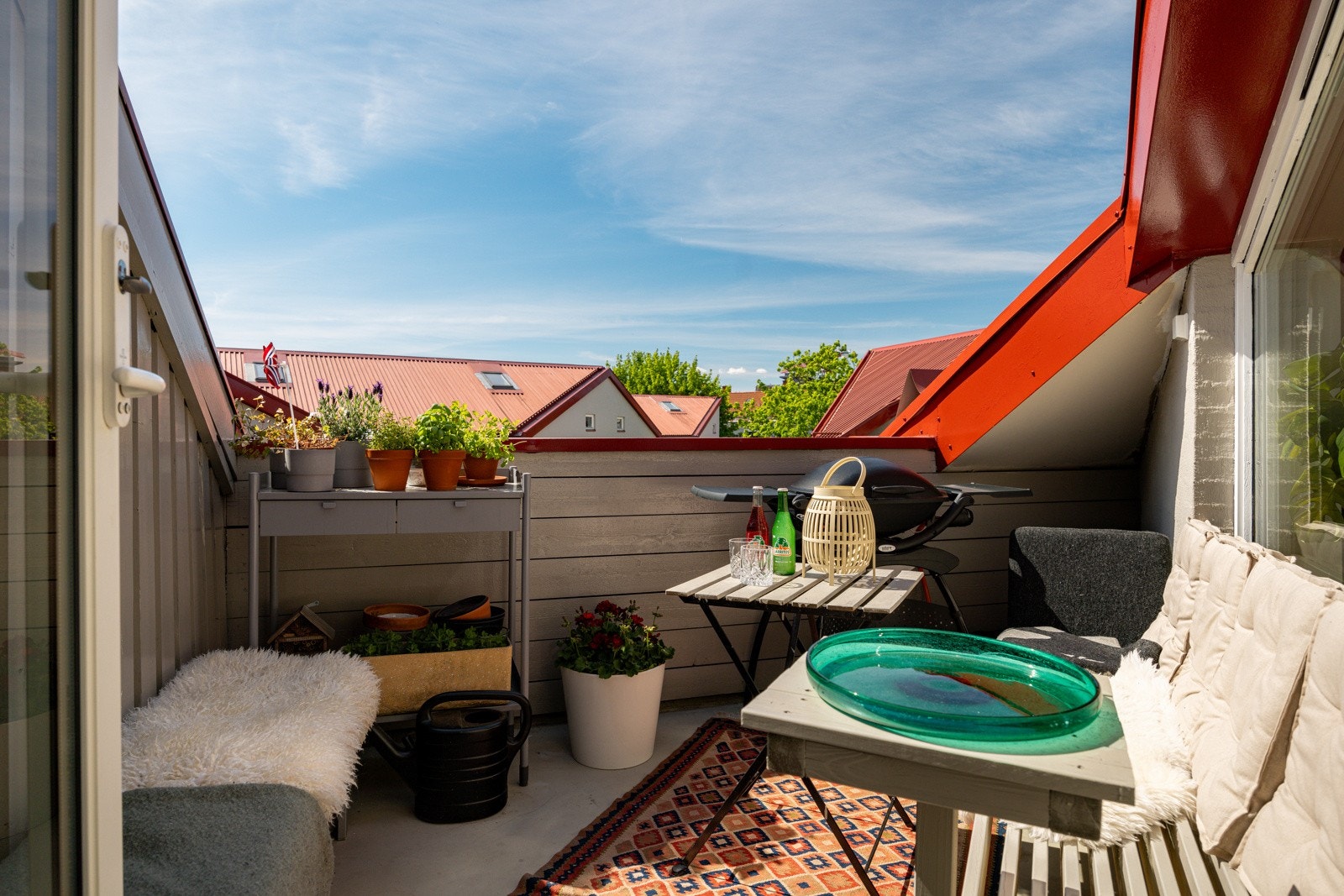 Takterrassen har betonggulv og god plass til sittegruppe etter eget ønske. Galleribilde