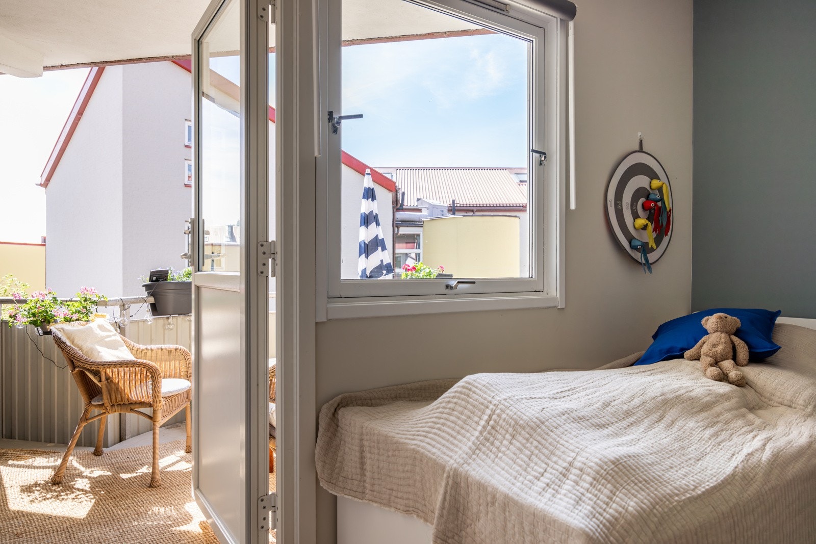 Fra soverom 2 har du utgang til en hyggelig og solrik sydvestvendt balkong på ca. 5m². Galleribilde