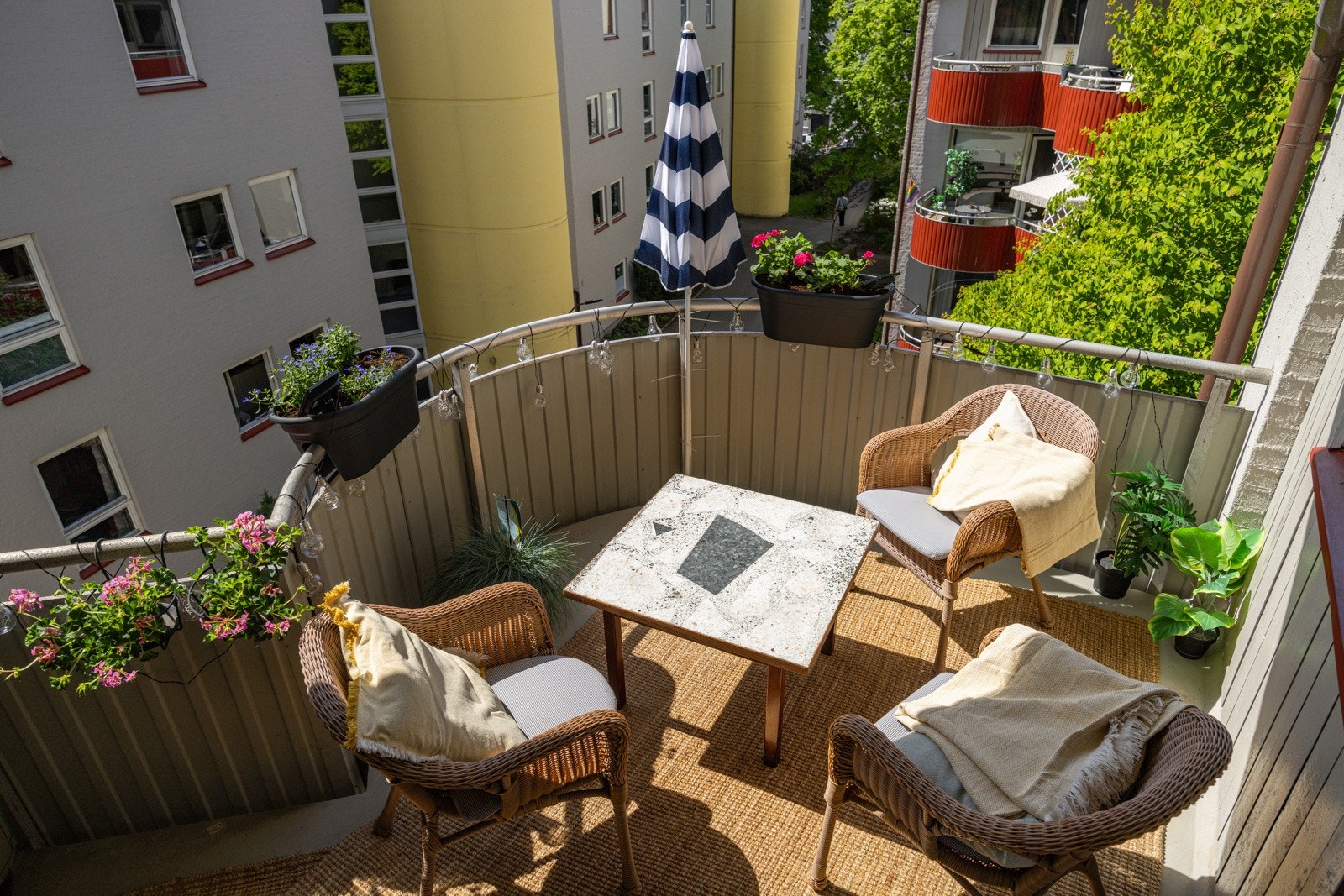 Beliggenheten i byggets 4. etasje og mot sydvest sørger for gode solforhold. Galleribilde