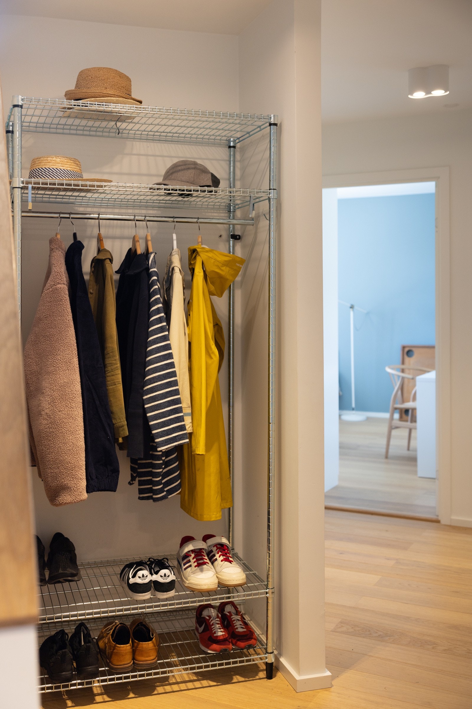 I entréen har du plass til sko og yttertøy i stilig åpen garderobeløsning, samt ytterligere plass til oppheng, skoskap eller kommode. Galleribilde
