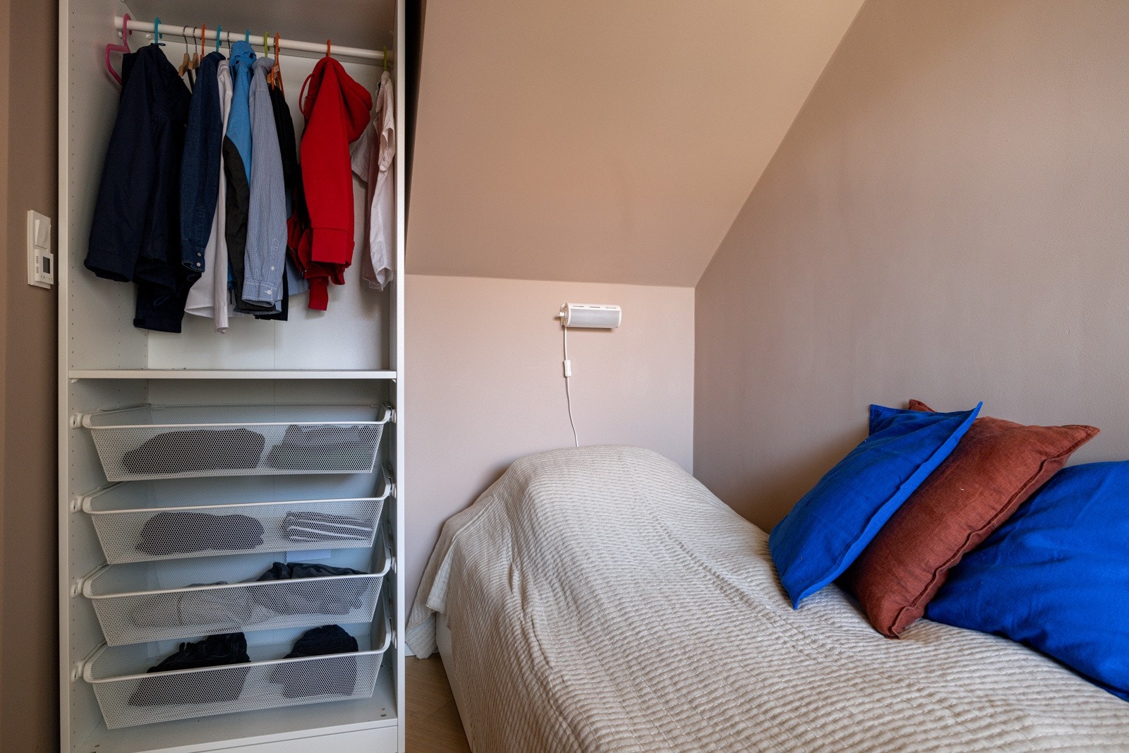 På soverommet har du plass til seng, kontorpult og oppbevaringsplass i åpen garderobeløsning. Galleribilde