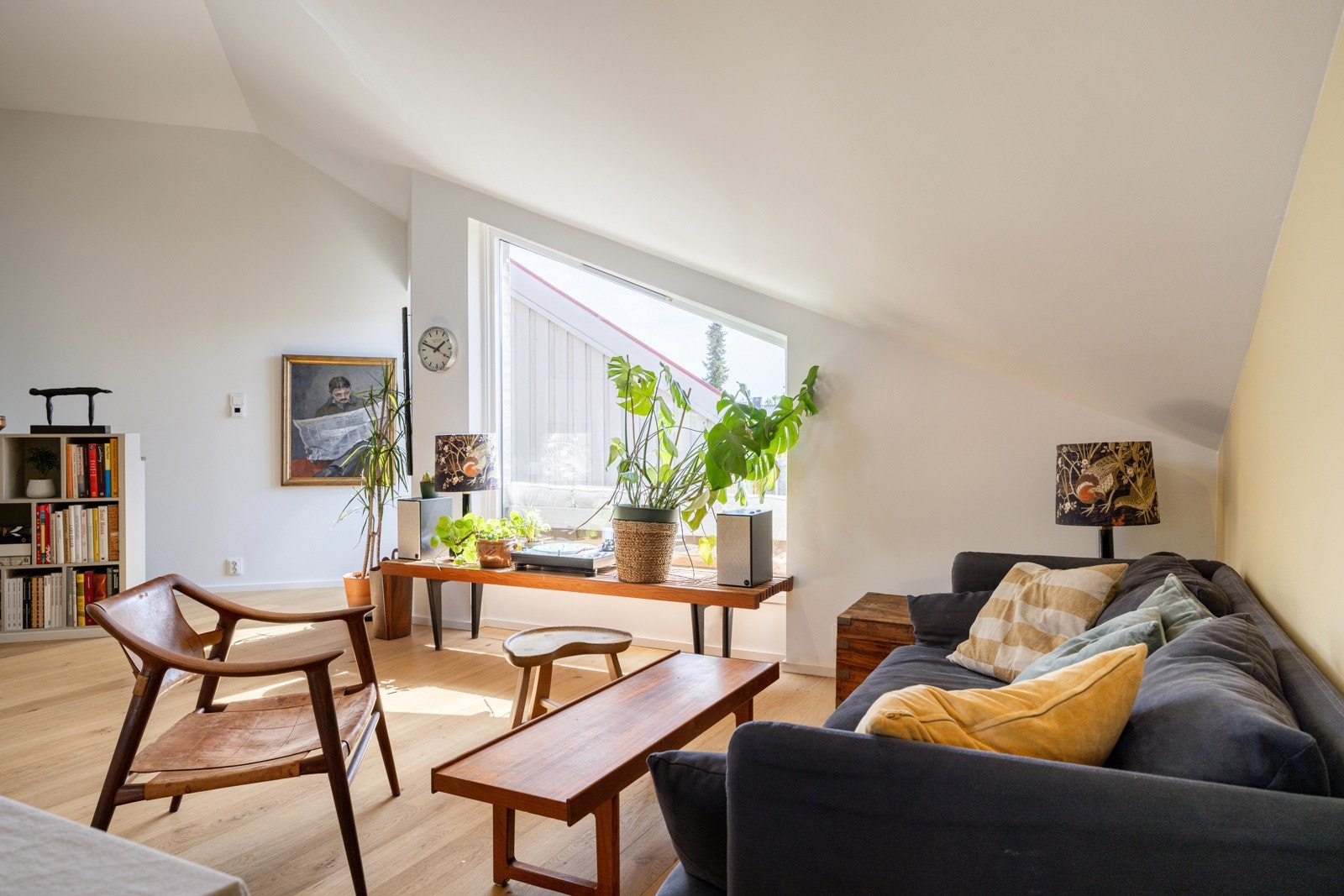 I toppetasjen finner du et stort og lyst oppholdsrom, perfekt for sosiale sammenkomster og rolige stunder. Galleribilde