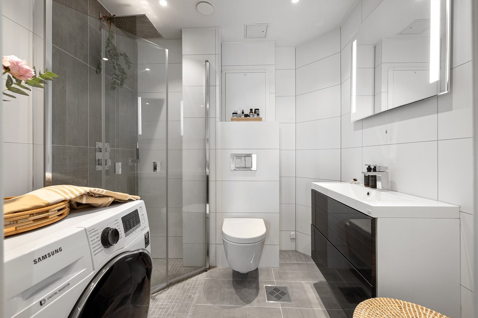 Delikat bad fra 2015 med flislagte overflater, gulvvarme og nedsenket himling med downlights. Galleribilde