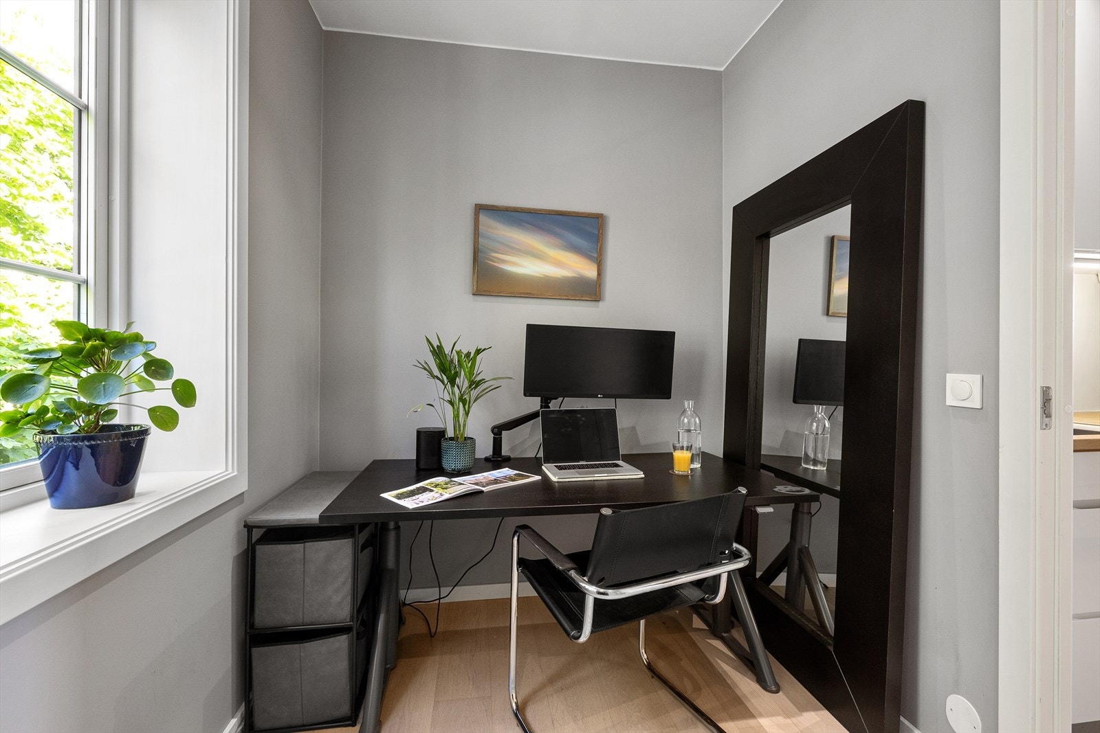 Her er det plass til seng, skrivepult og skap. Galleribilde