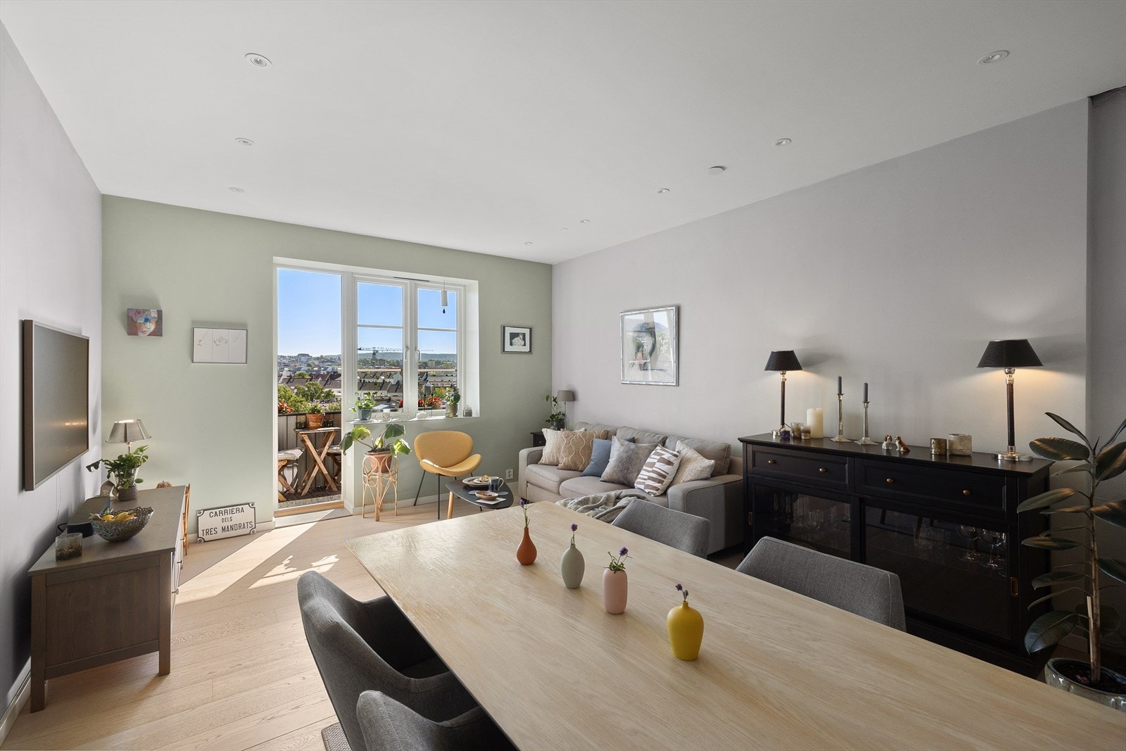 I stuen er det god plass til både sofagruppe med tilhørende møblement og spisebord. Galleribilde
