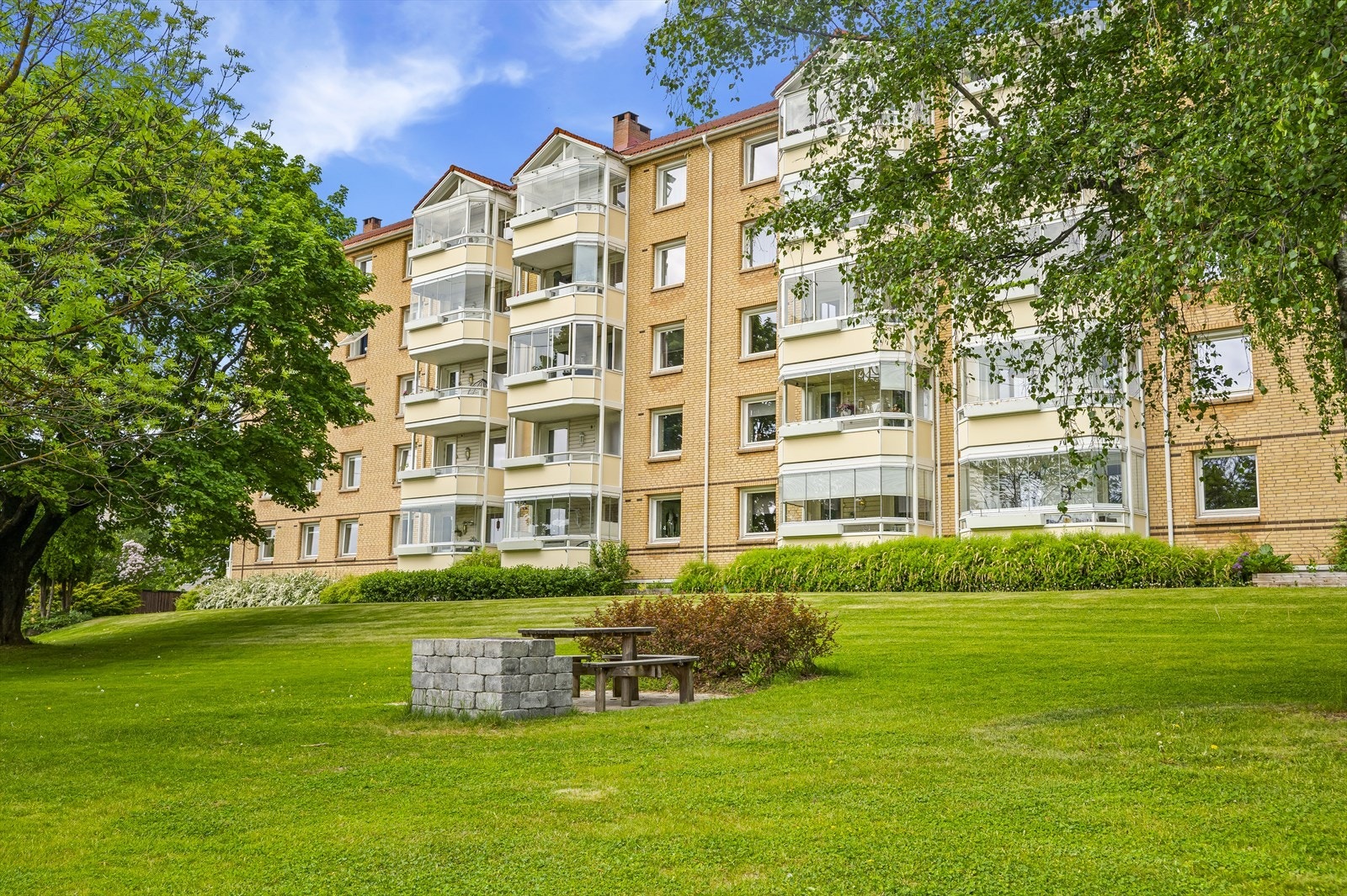 Teisen park har en tomt på 110 mål og et parkområde på 80 mål med trær som har stått siden 1940-tallet og ny beplantning som har kommet til gjennom årene Galleribilde