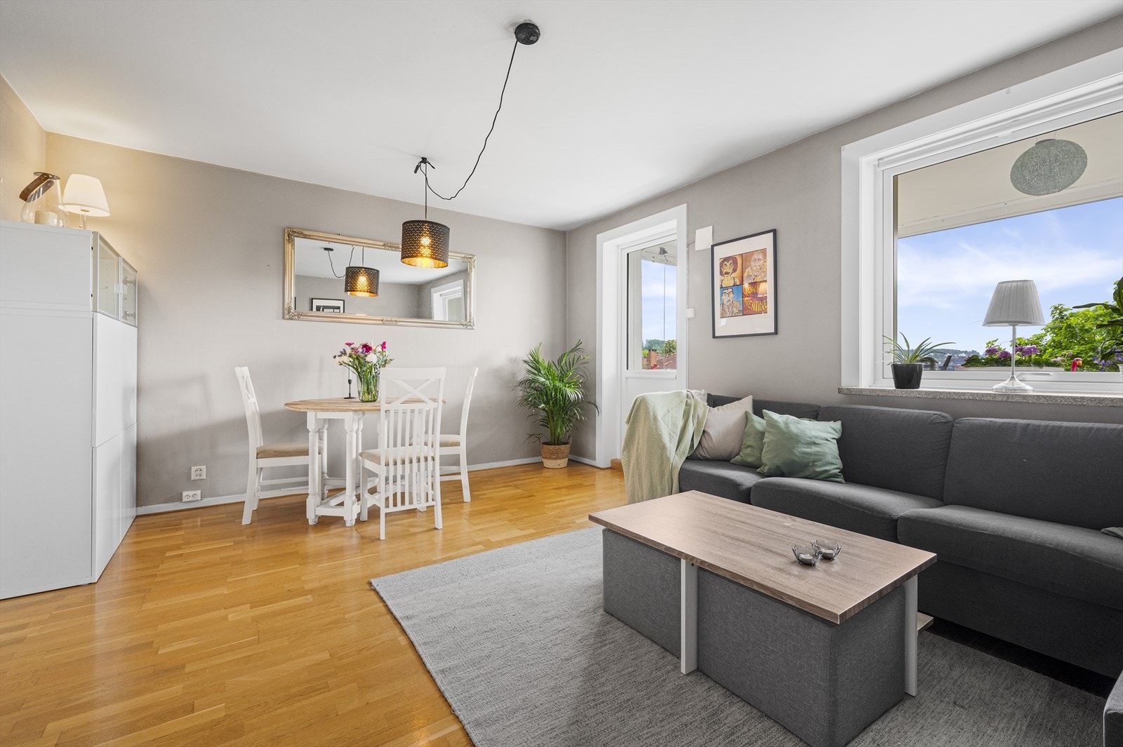 Rommet byr på flere innredningsmuligheter og har god plass til stor sofagruppe og salongbord Galleribilde