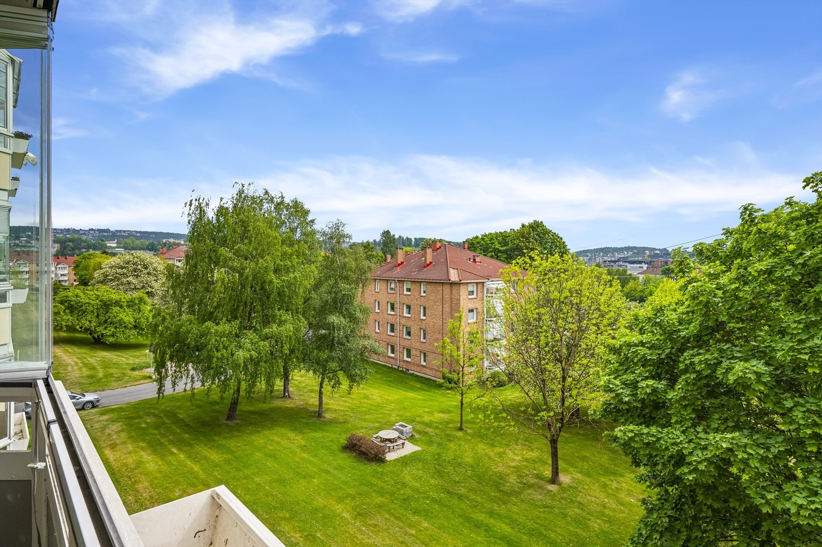 En velholdt 3-roms med innglasset balkong, gode solforhold og gjennomgående planløsning Galleribilde