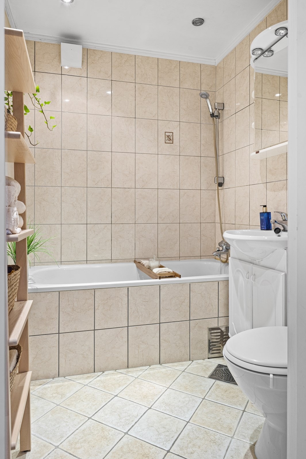 Badet er innredet med Innmurt badekar med dusjgarnityr Galleribilde