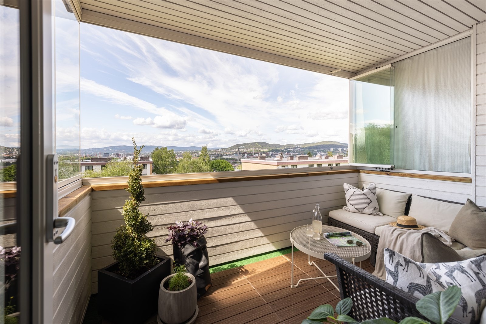 Romslig balkong med gode solforhold og flott utsikt! Galleribilde