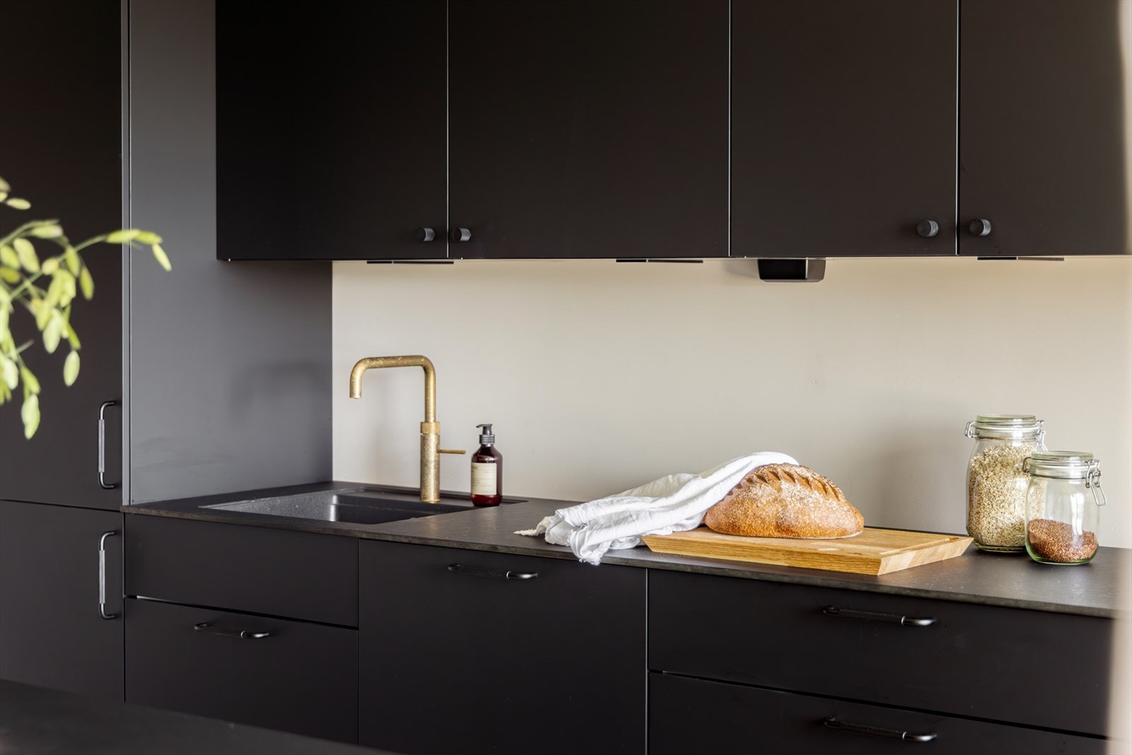 Lekre detaljer som Quooker-messingkran med kokende vann Galleribilde