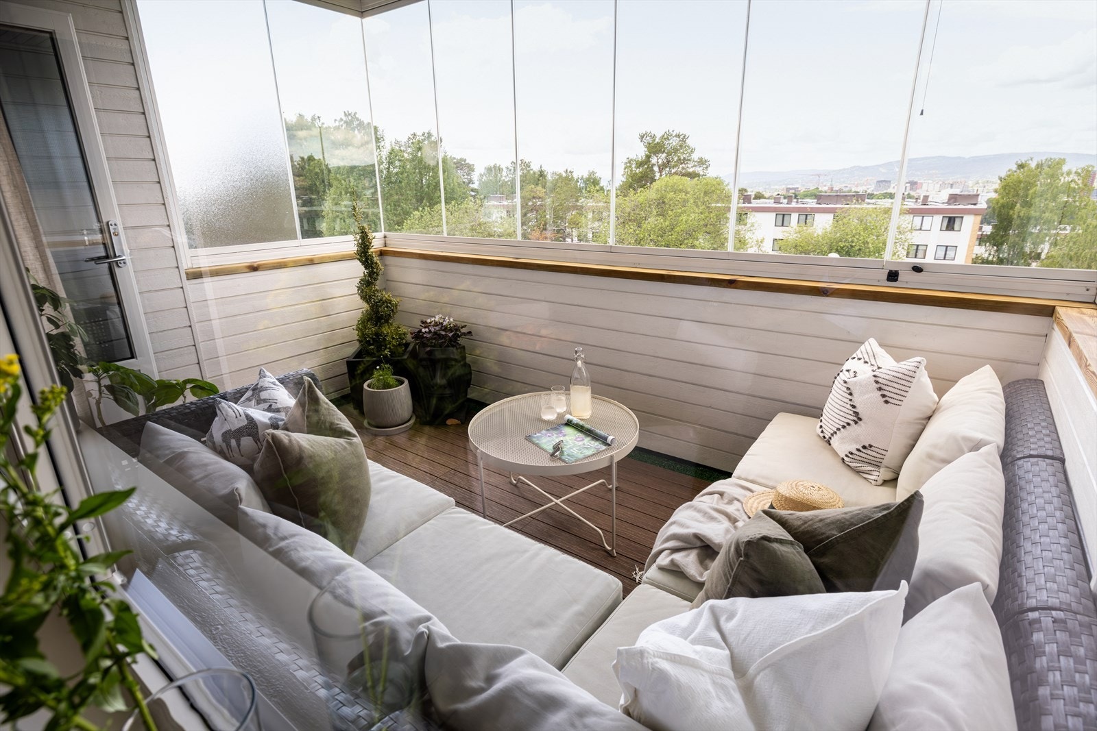Balkongen er innglasset og kan åpnes helt eller delvis Galleribilde