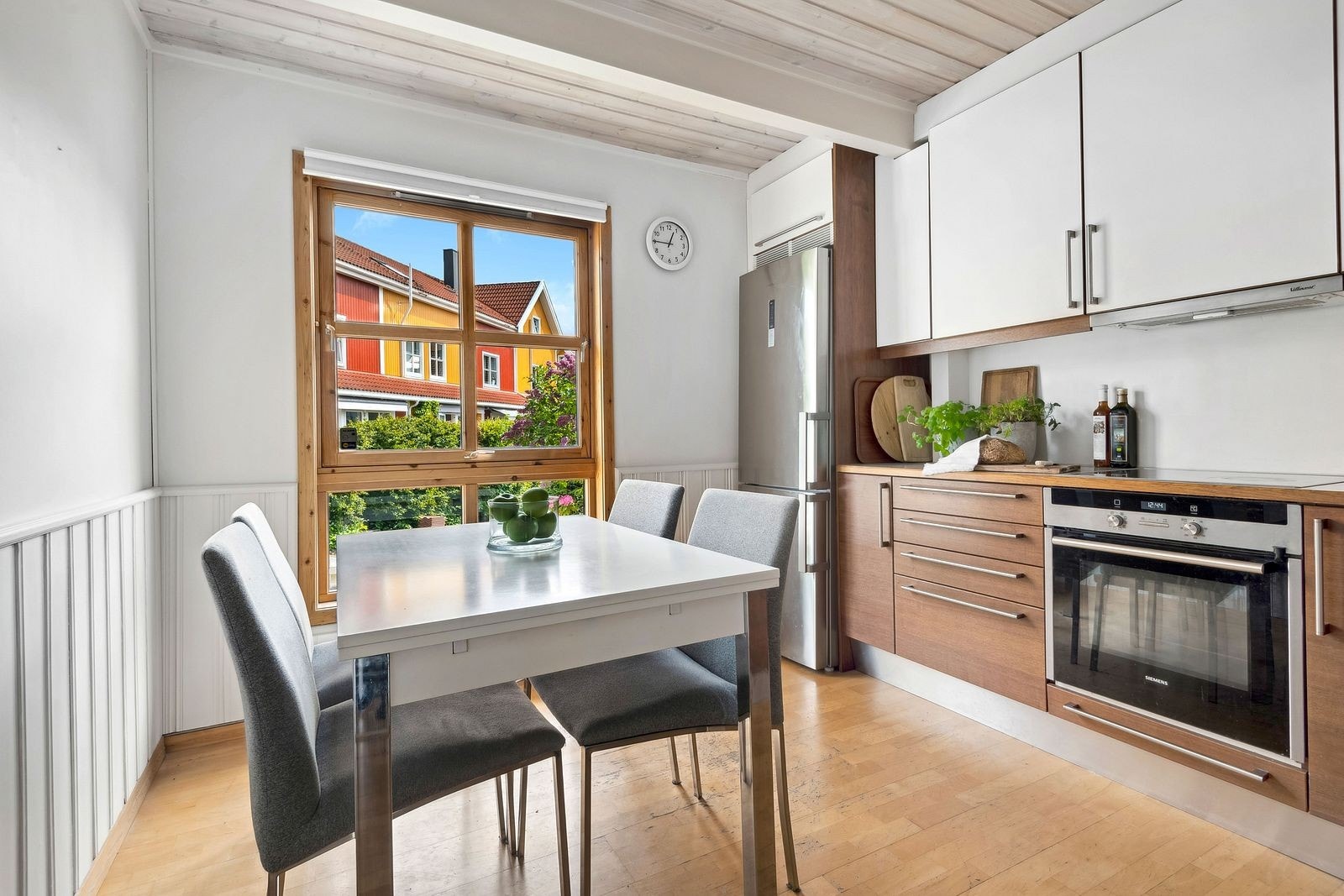 Kjøkkenet ligger i eget rom og er lyst og trivelig, samt praktisk designet med innredning langs to vegger. Rommet har et stort vindu ved en koselig spiseplass, samt en perfekt utforming for nye, smarte løsninger. Galleribilde