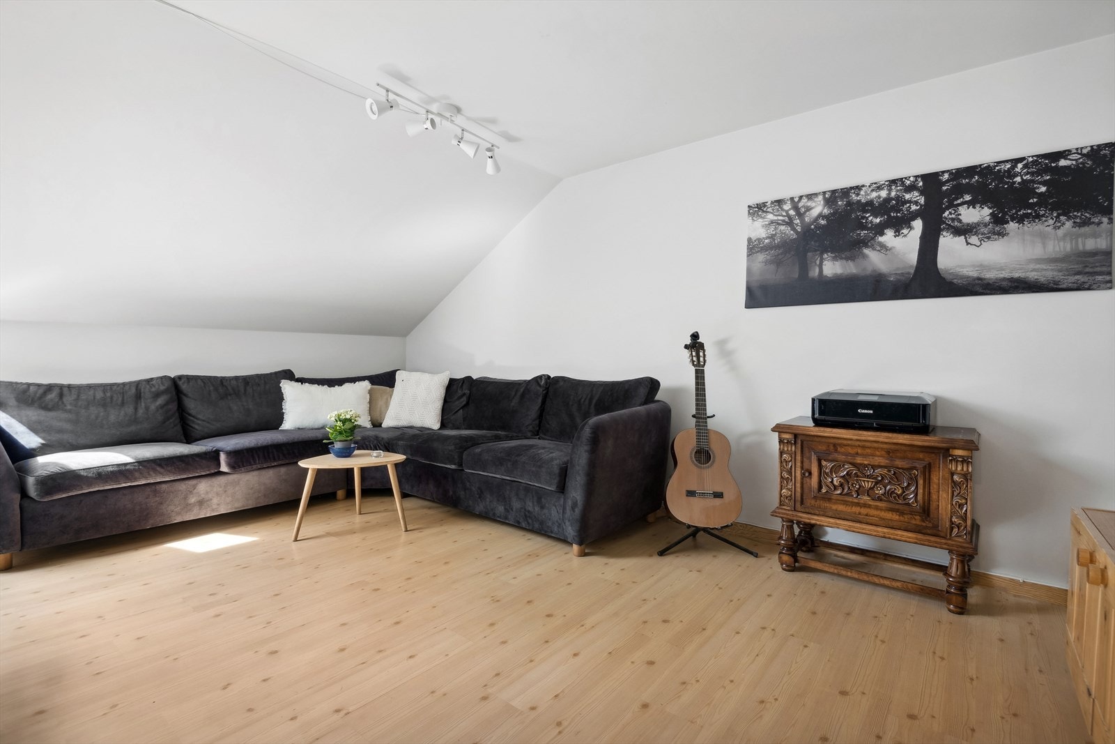Loftstue. Galleribilde