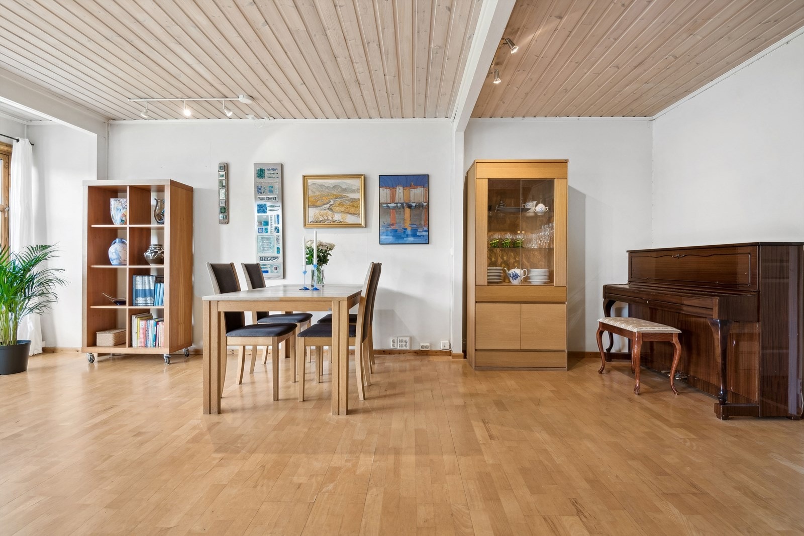 Stuens fine størrelse gir plass til stor sofagruppe, tv-møblement og spisebord. Galleribilde