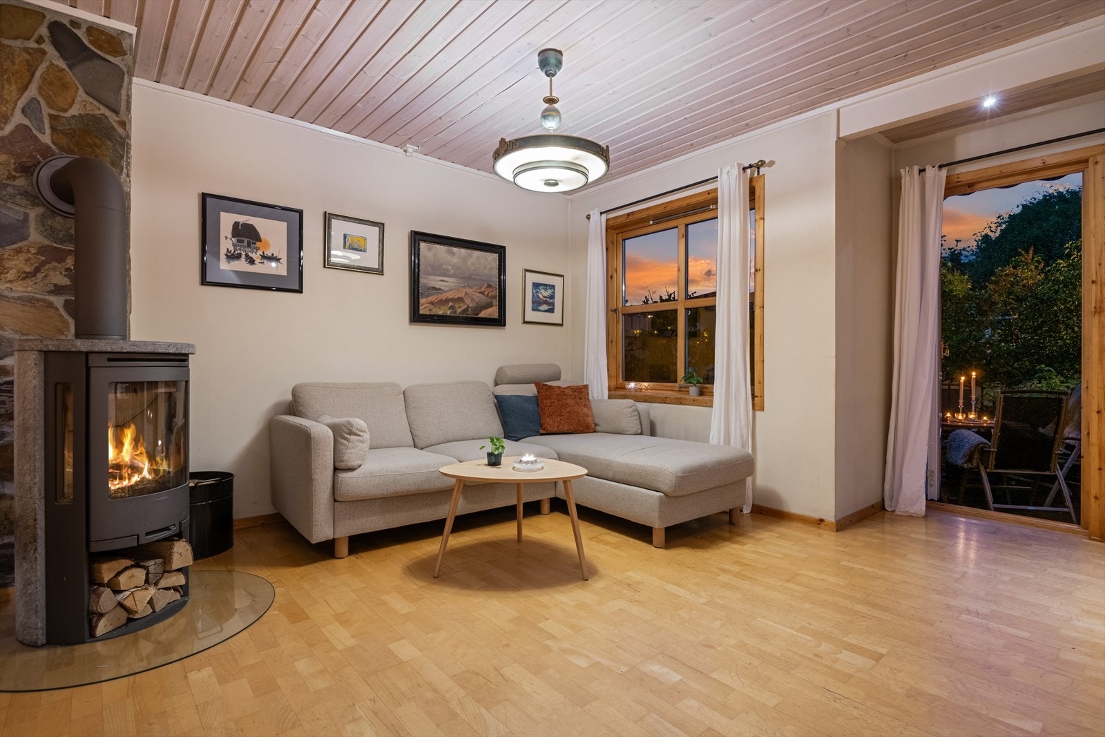 Kveldshygge i stuen. Galleribilde