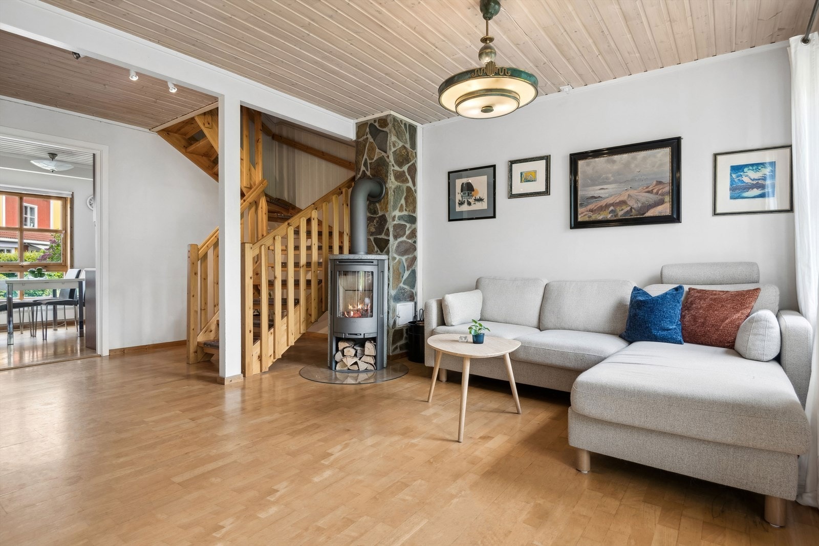 Stuen er utstyrt med en flott peisovn som gir ekstra varme og hygge i vinterhalvåret. Galleribilde
