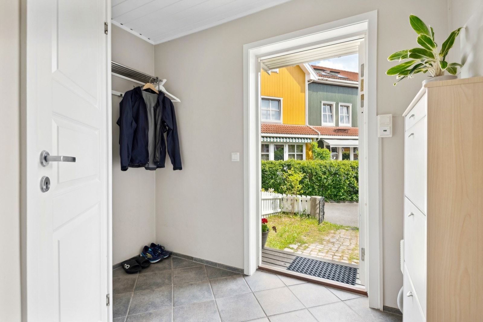 Velkommen inn i dette innholdsrike rekkehuset i Kampen Hageby. Galleribilde