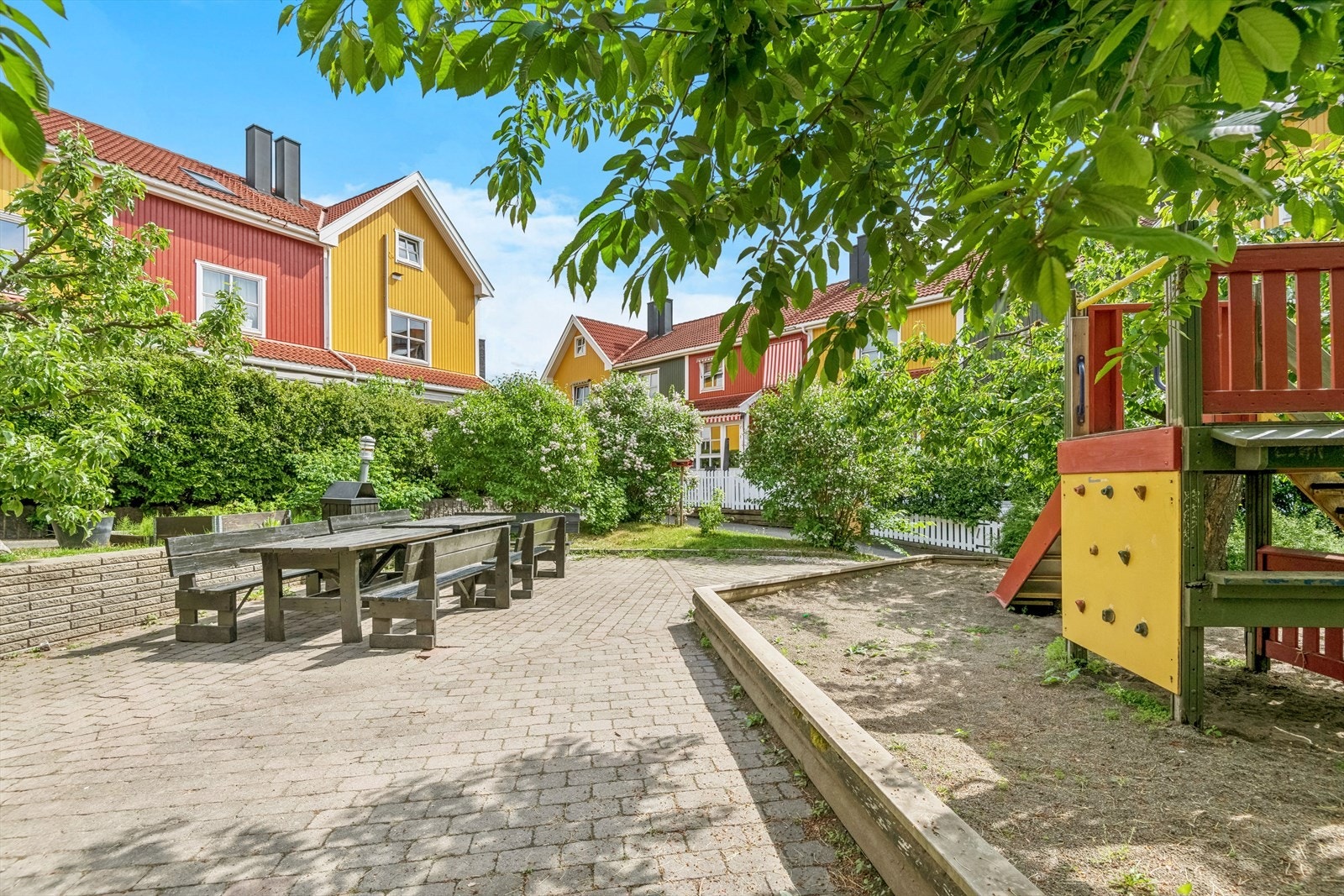 Fellesområdet er svært pent opparbeidet med diverse beplantning, sittegrupper og lekeapparater for de minste. Galleribilde
