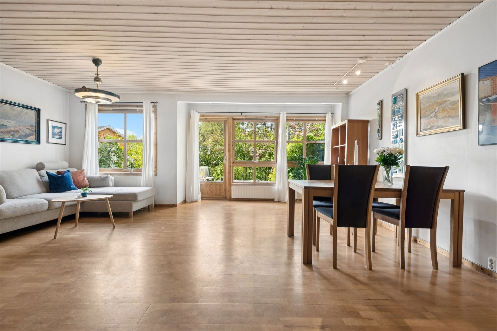 Lys og romslig stue. Galleribilde