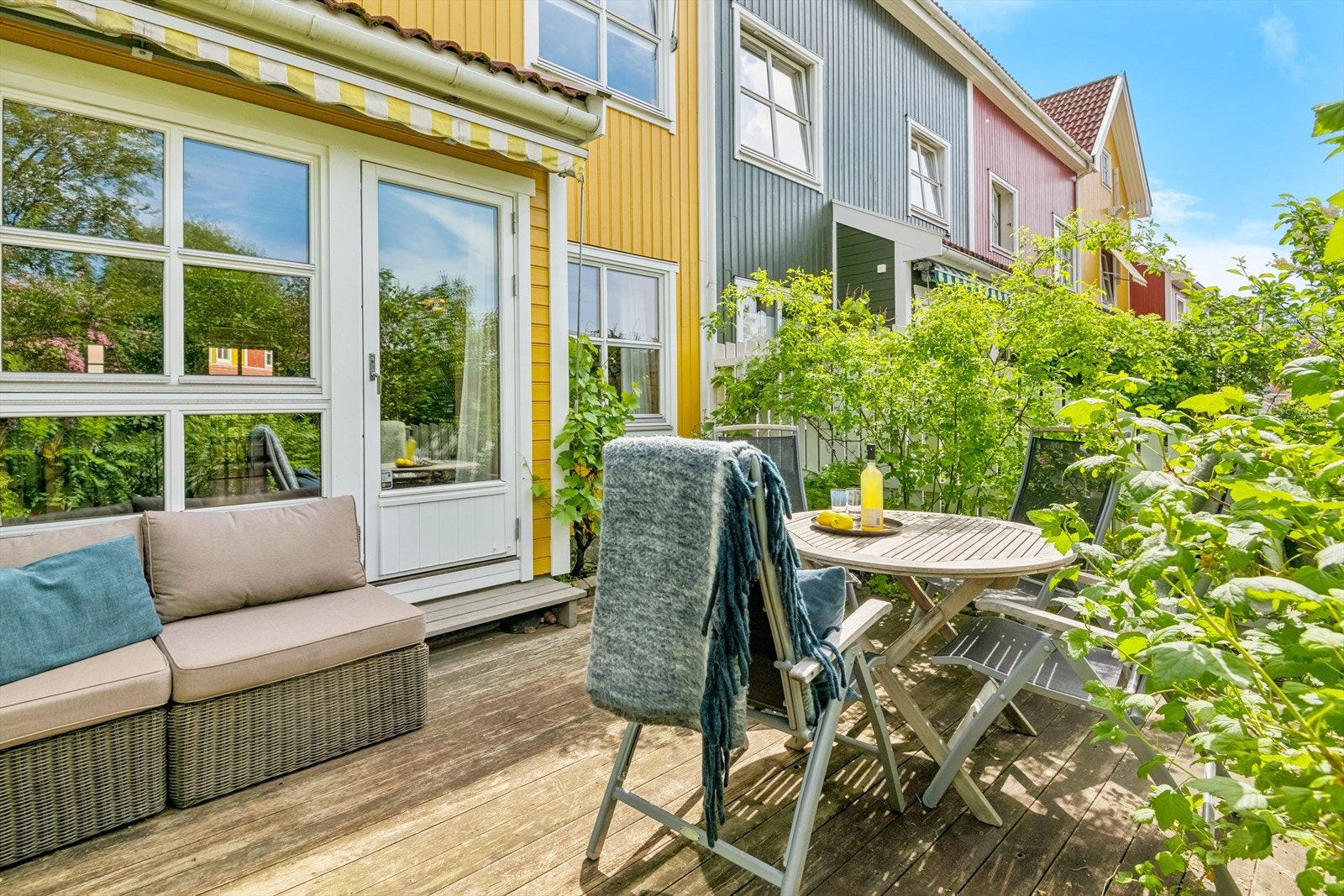 Plattingen har plass til sittegruppe, grill og diverse beplanting- perfekt for de med grønne fingre! Galleribilde