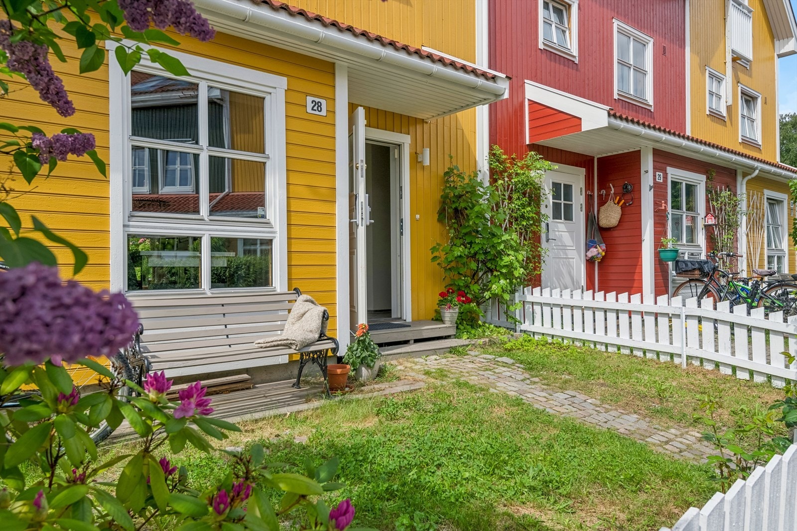 Her er det også plass for en sittegruppe med morgen- og formiddagssol. Det er sol frem til ca. klokken 13:00, midtsommer. Galleribilde