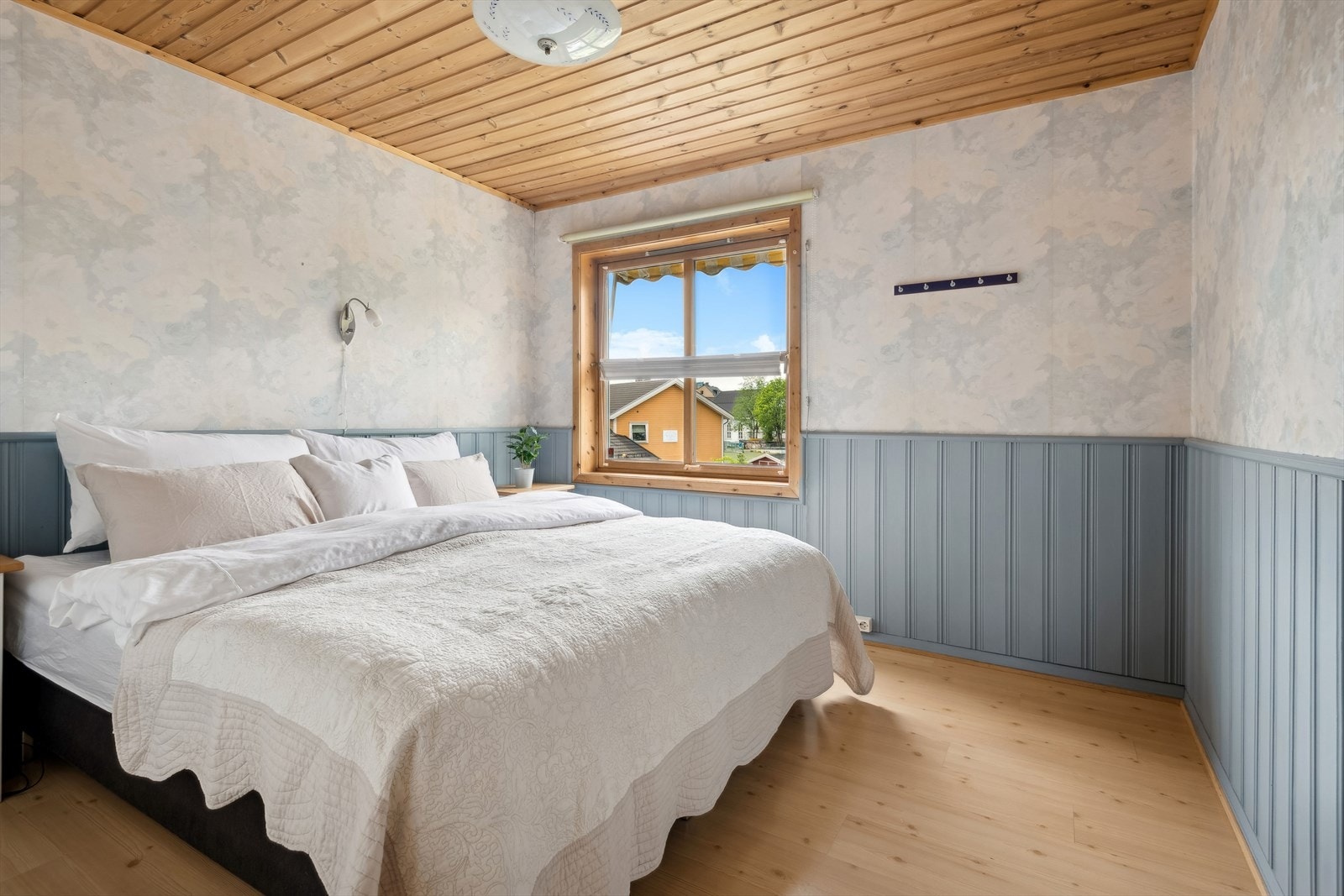 Hovedsoverommet er ekstra stort med plass for stor dobbeltseng og nattbord på hver side. Galleribilde