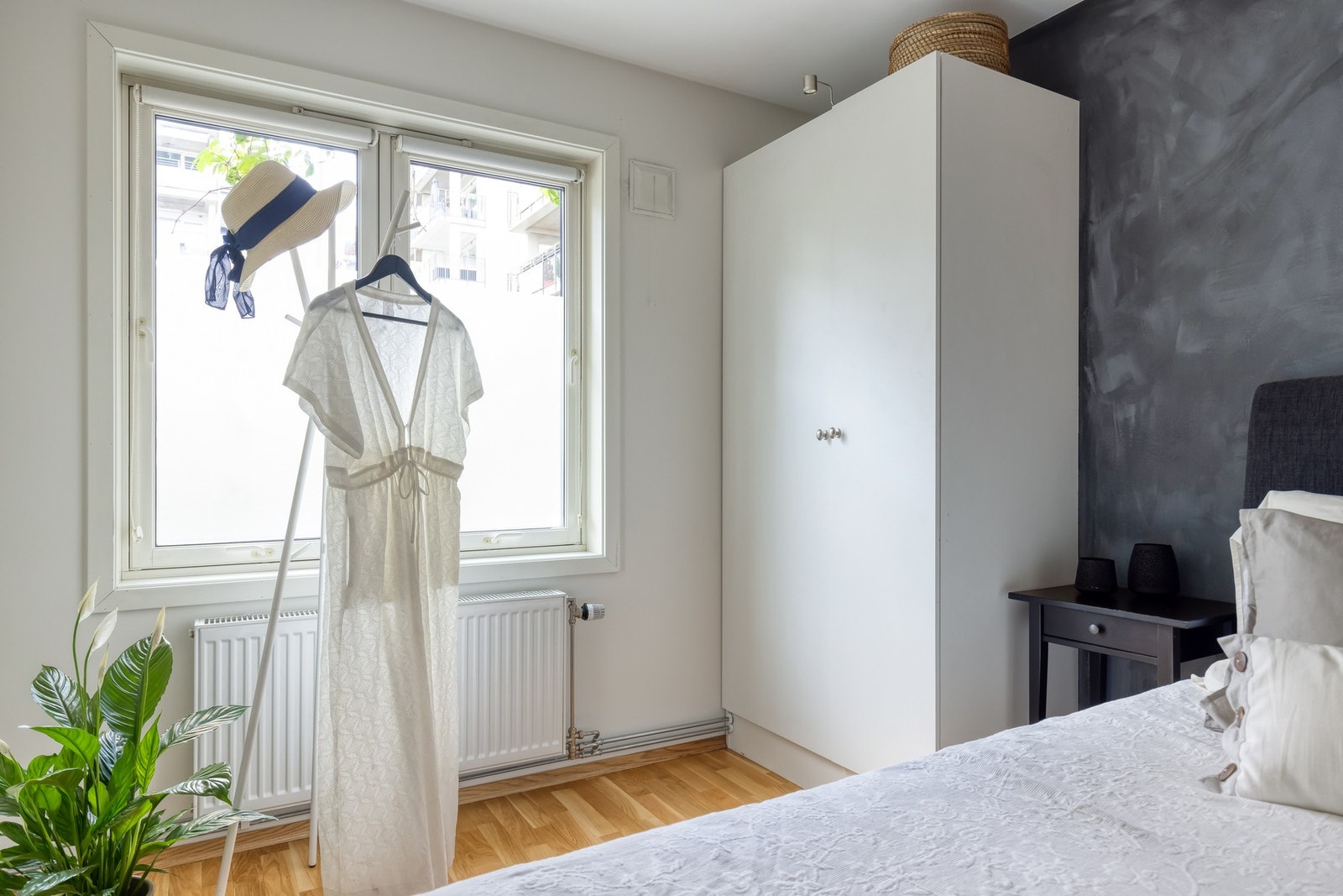 Garderobeskapet gir godt med oppbevaring og blir stående. Galleribilde
