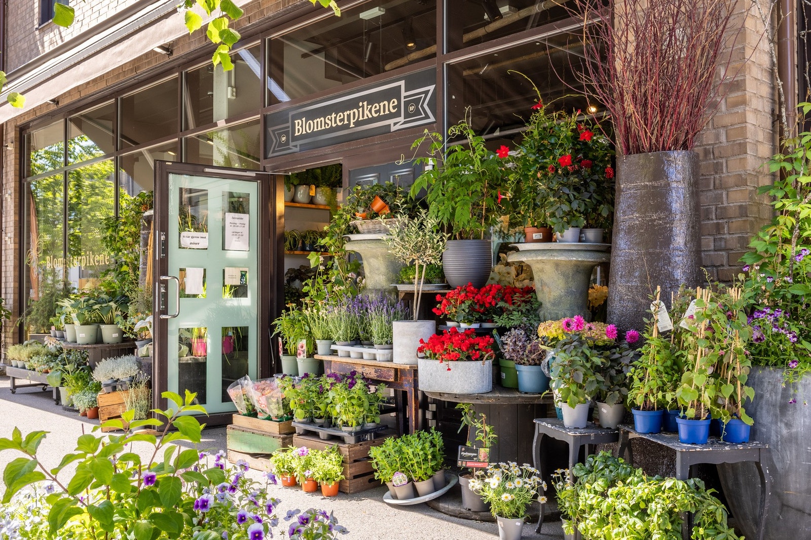 Blomsterpikene er den lokale blomsterhandlern og tilbyr fine blomster hver eneste dag og en fantastisk service! Galleribilde